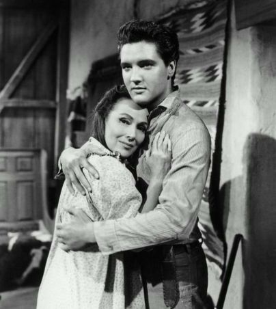 Dolores del Río es una de las actrices mexicanas que ha tenido una de las carreras más destacables en Hollywood. Aquí la vemos junto al Rey de Rock, Elvis Presley, durante el rodaje de Flaming Star (1960). PINTEREST