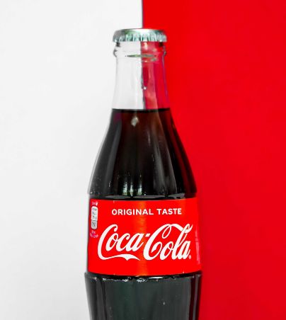 Fanático de la Coca Cola declara que su refresco fue adulterado. UNSPLASH/L. Chouette