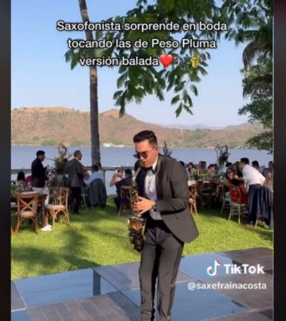 Saxofonista sorprende en boda al tocar "Ella baila sola" version romántica. TIKTOK/@SaxEfrainAcosta