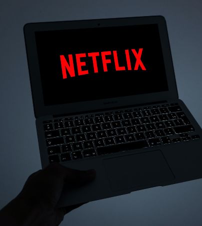 Comienza el fin de semana con estos estrenos de Netflix. UNSPLASH/Nadjib BR