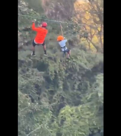 Niño cae de la tirolesa cuando se rompe su arnés, esto sabemos (VIDEO). TWITTER/@pachybautista