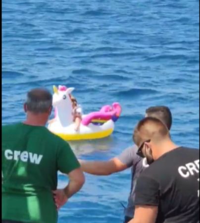 Niña pequeña que terminó en altamar aferrada a su salvavidas de pegaso se hace viral (VIDEO). FACEBOOK/Petros Kritsonis