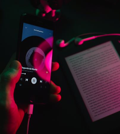 Terror, talk show, ciencia y divulgación, este es el top 5 de los mejores podcast de Spotify para ti. UNSPLASH/@felipepelaquim