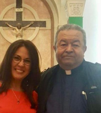 Sacerdote lo descubren bailando con una joven y se hace viral. Facebook/Lupita Venegas