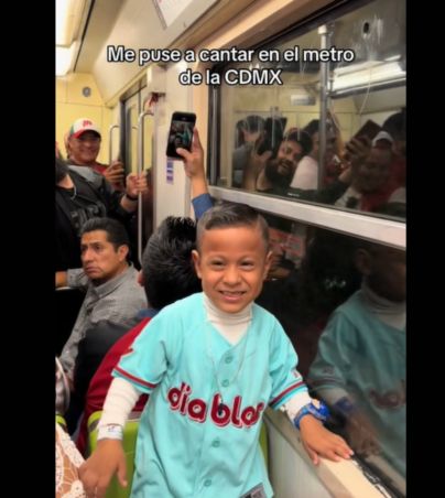 El niño que se hizo viral por cantar con Amanda Miguel sorprende a pasajeros en el Metro de CDMX. TIKTOK/_bgmarian