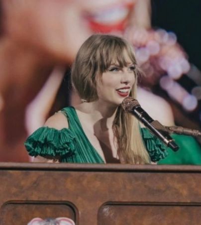 Taylor Swift se sienta tras el piano para interpretar "You’re On Your Own Kid” para México en "The Eras Tour" (VIDEO). TWITTER/@blessedswifty