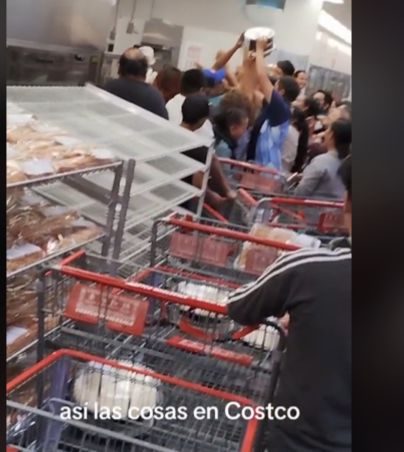 Se desata batalla campal en Costco; pelean por conseguir un pastel (VIDEO). TIKTOK/anahislrz28