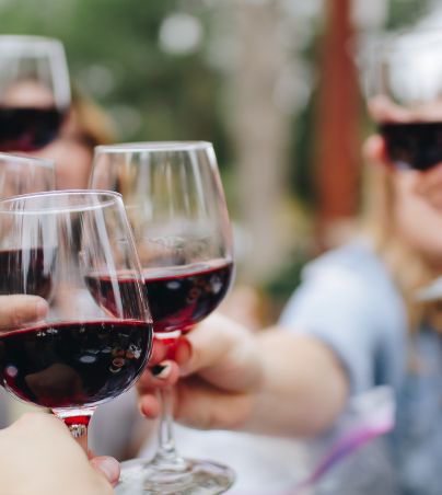 ¿Dios, eres tú? Un enorme río de vino tinto es captado correr por las calles de un pueblo en Portugal (VIDEO). UNSPLASH/Kelsey Knight