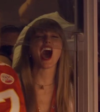 Taylor Swift en un partido de la NFL se roba el show, y el corazón de alguien. TWITTER/NFL