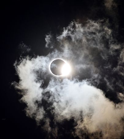 Conoce los detalles del próximo eclipse solar del año y aprende a fabricar tu propio dispositivo para verlo. UNSPLASH/Taylor Smith