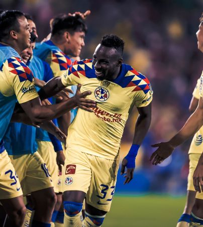 Julián Quiñones recibe una felicitación de musico de talla mundial después del partido contra Chivas. Facebook/Club América