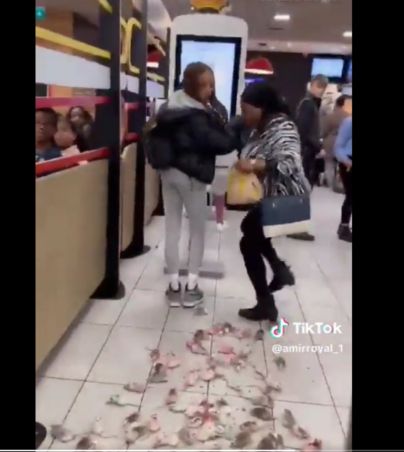 "Disfruta tus hamburguesas de rata", hombre libera ratones pintados en McDonalds como protesta contra Israel (VIDEO). TWITTER/@CrimeLdn