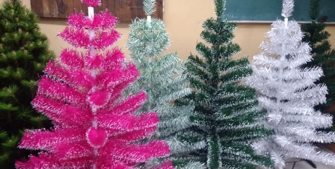 Descubre cuales son las desventajas de poner un árbol artificíal en casa y oficinas para navidad. Facebook7Árboles De Navidad Artificiales