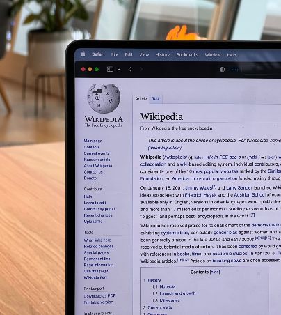 Wikipedia sufre la pérdida de sus editores voluntarios por esta razón. UNSPLASH/Oberon Copeland @veryinformed.com