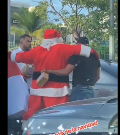 ¡La magia de la navidad! Santa Claus evita pelea callejera y se vuelve viral (VIDEO). TWITTER/NEGRITOTWITTERO