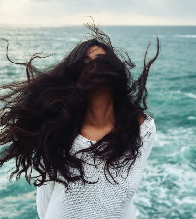 Estos días debes cortarte el cabello según el calendario lunar 2024. UNSPLASH/Yoann Boyer