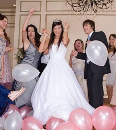 ¡Tremendo baile!  Quinceañera sorprende a todos con su baile sorpresa. Facebook/VX Años