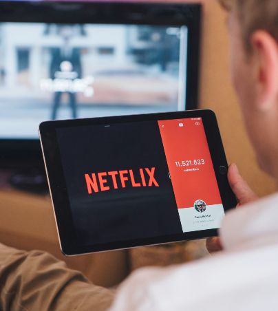 Netflix sigue haciendo cambios, este es el plan de suscripción que SE VA en el 2024. UNSPLASH/CardMapr.nl