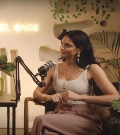 "Cura enfermedades con emociones"; checa las POLÉMICAS declaraciones de Aislinn Derbez . YOUTUBE/LA MAGIA DEL CAOS