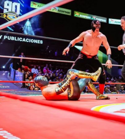 Esta es la impactante lesión del luchador Oro Jr en el cuadrilátero de la Arena México. Facebook/Arena México