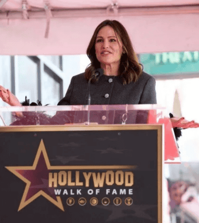 Jennifer Garner le da el mejor discurso a Mark Ruffalo mientras recibe su estrella en el Paseo de la Fama de Hollywood. EFE/ A. Dinner