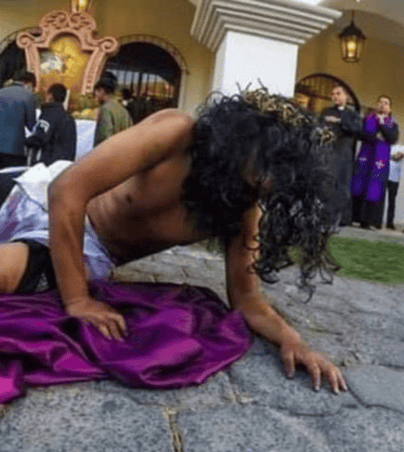 Perrito callejero interrumpe viacrusis para "consolar" a Jesús y se vuelve viral (Fotos). TWITTER/FUNDACIONTOBY