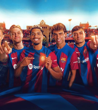 Karol G enciende las redes sociales y es tendencia por aparecer de manera oficial en la camisa del Barcelona. Facebook/Barcelona FC