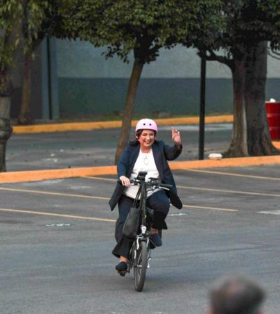 Xóchitl Gálvez fue corrida por alumnos del CUCEA de Guadalajara. Facebook/Xóchitl Gálvez